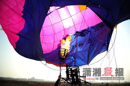 12月4日,雷翔与他的“大鲸鱼”飞了起来。图/记者李林冬