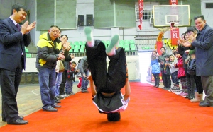 30秒37个！8岁赵航创头顶翻世界纪录